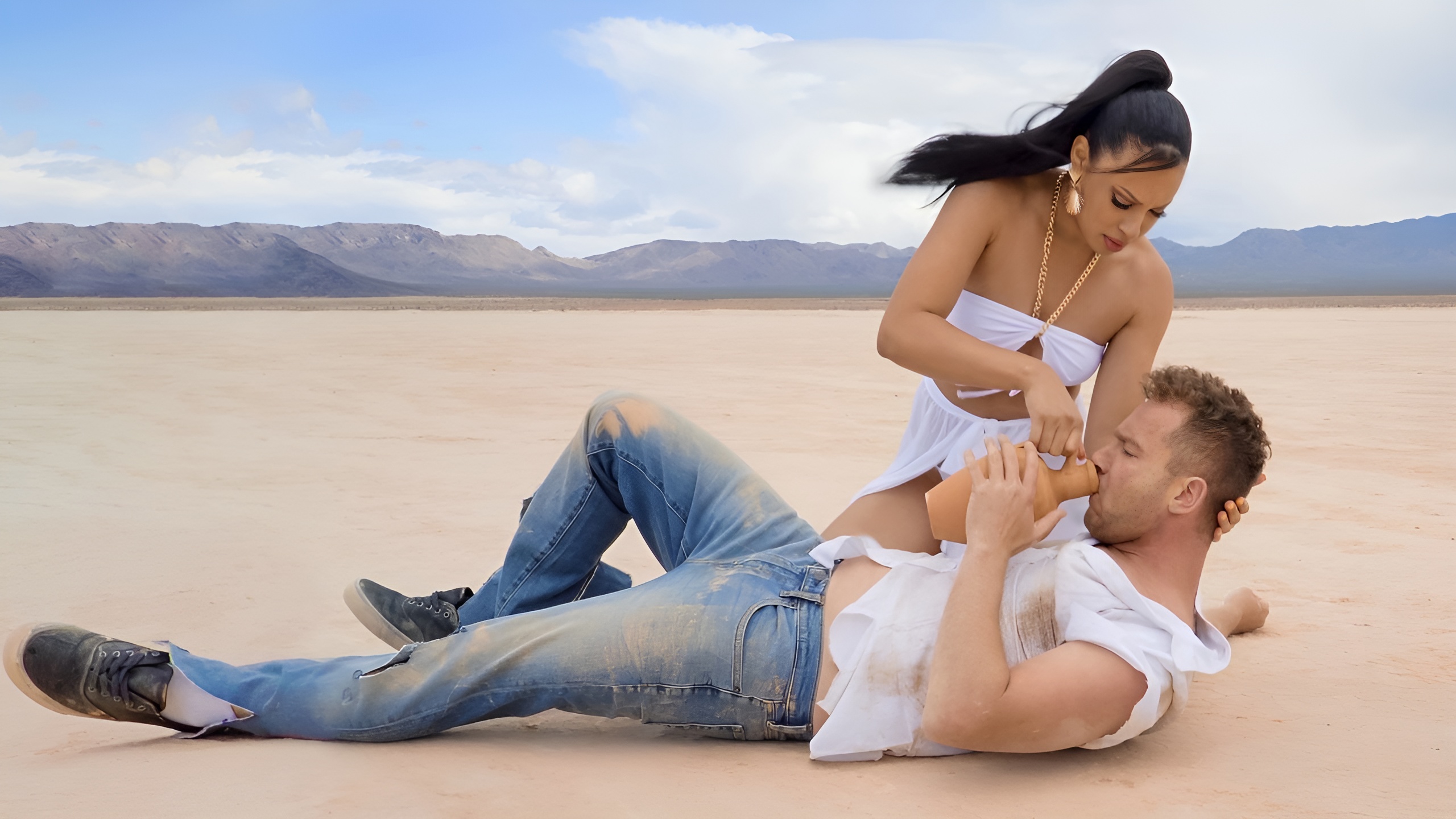 Joven afortunado en el desierto